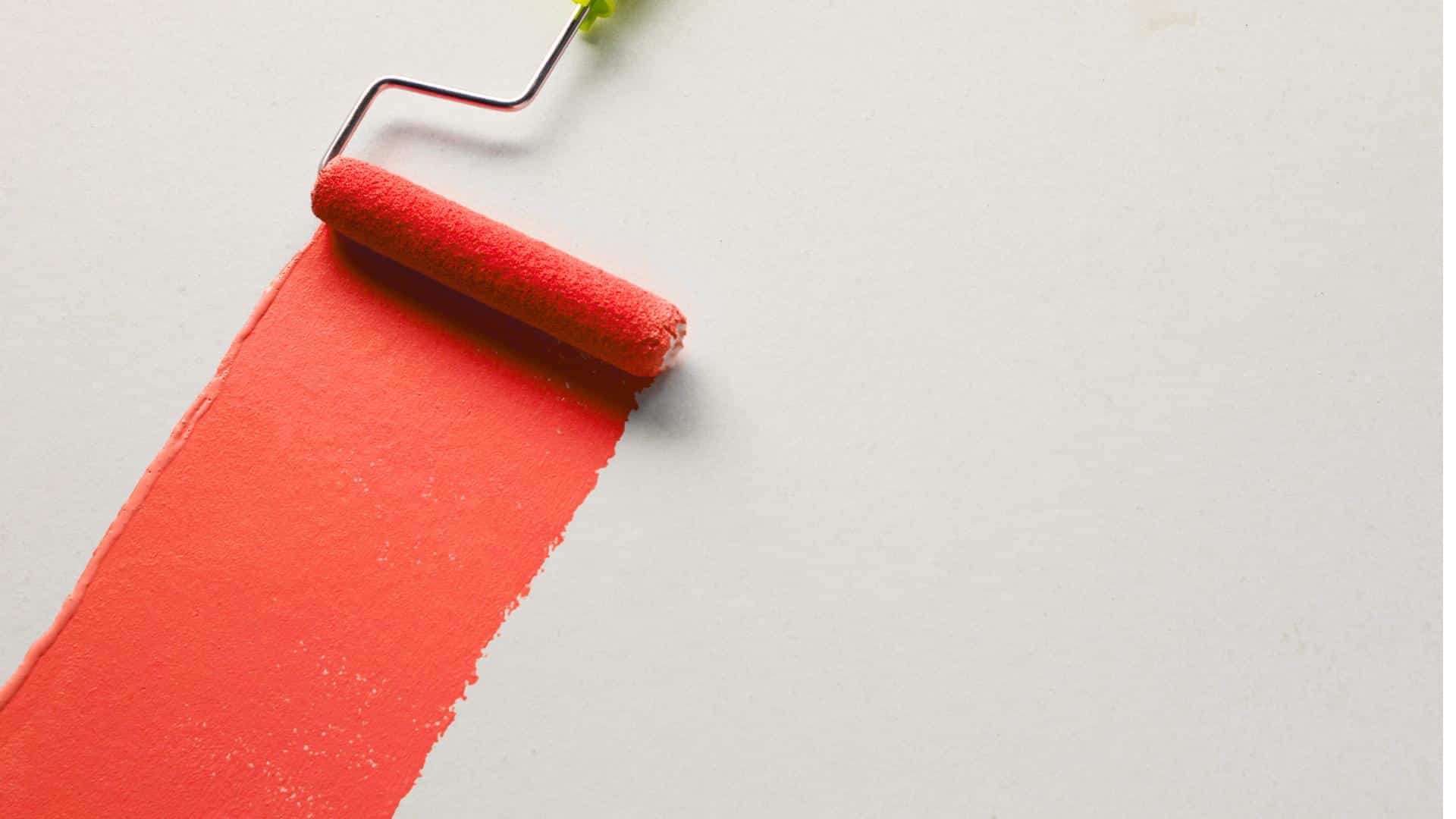 Falu rödfärg som målas på betong