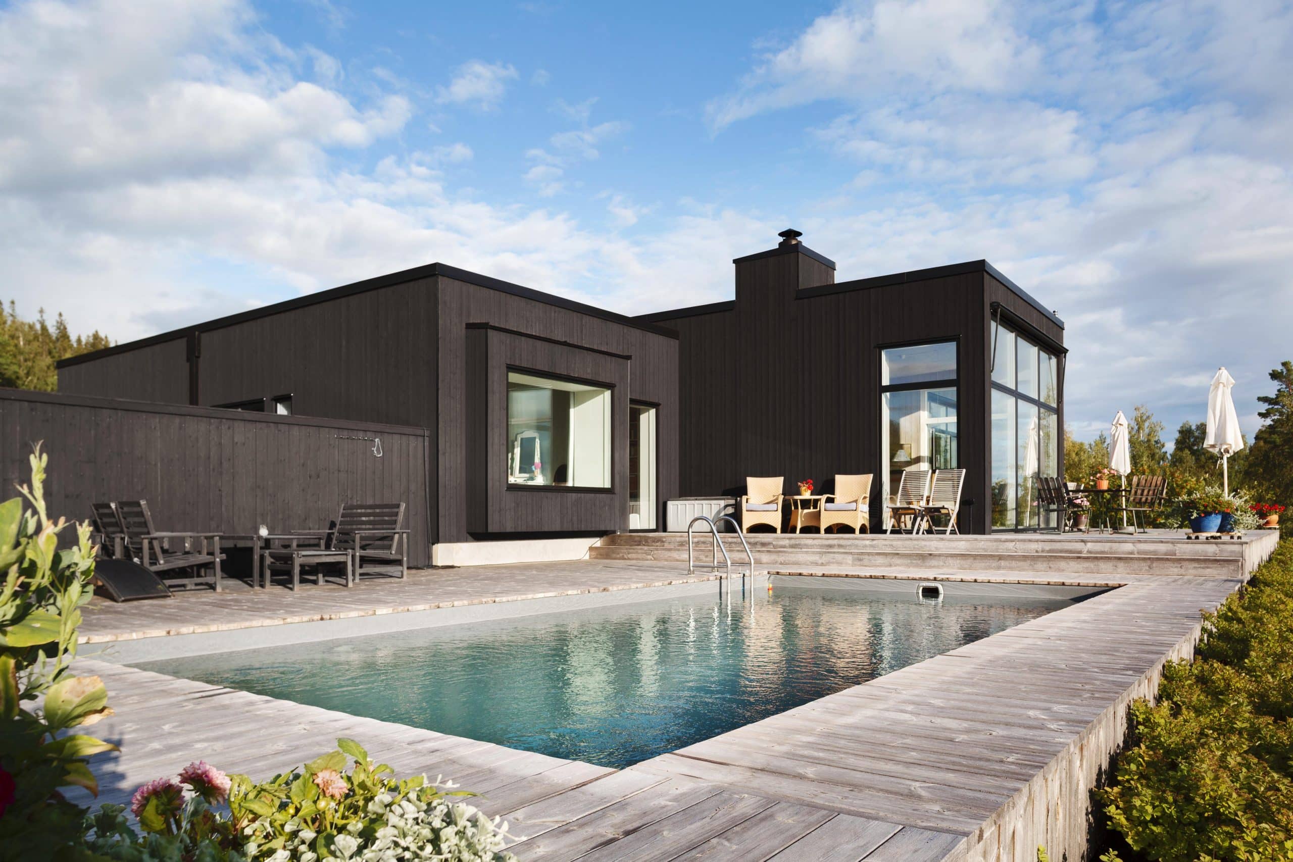 Trähus målat med Falu rödfärg Svart