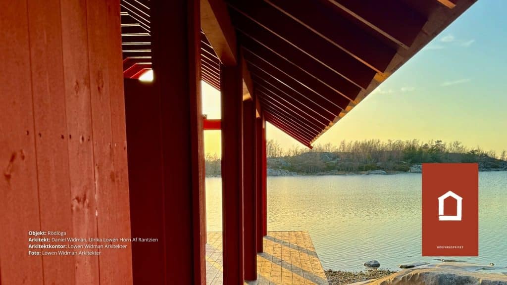 Detaljer på ett rödmålat hus vid en sjö i kvällsljus. Objektet Rödlöga, nominerad i Rödfärgspriset 2024.